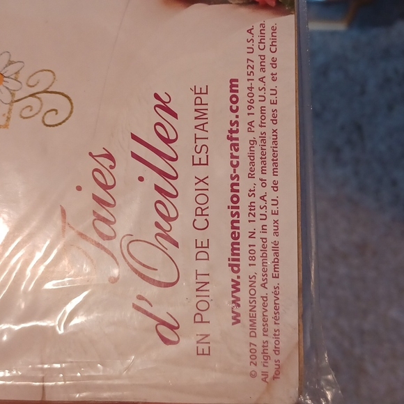 DEMENSONS Pillow Case In Stamped Cross Stich Daisies on Gingham 73363 20"×30" - Picture 7 of 9